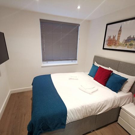 City Prime Apartments Лондон Экстерьер фото A bedroom in a serviced apartment in London