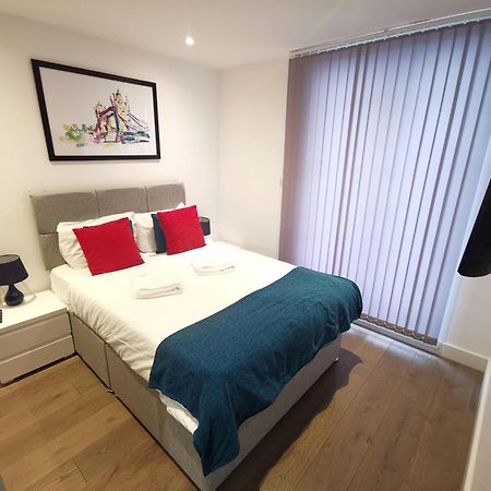 City Prime Apartments Лондон Экстерьер фото A bedroom in a serviced apartment in London