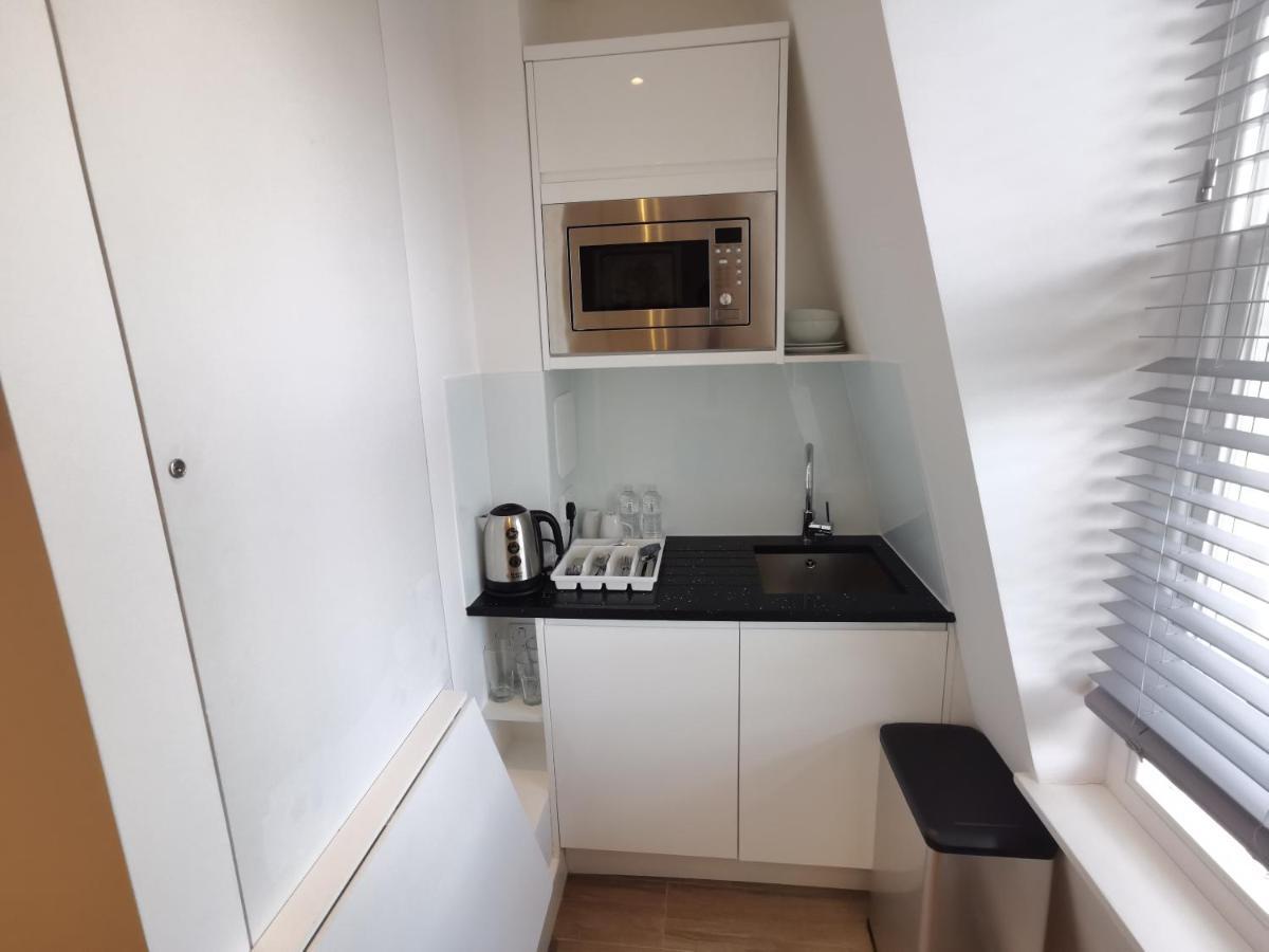 City Prime Apartments Лондон Экстерьер фото A kitchenette in a hotel room
