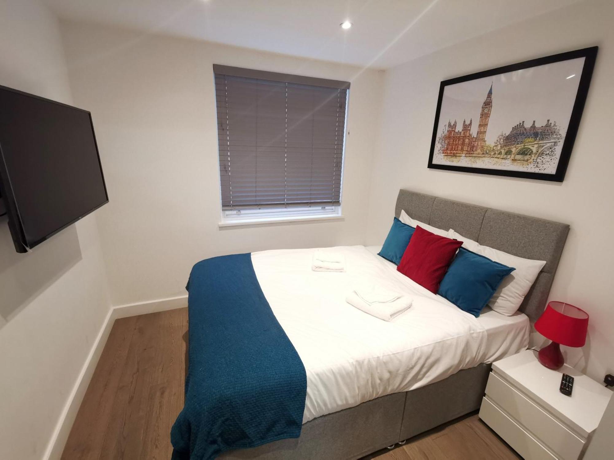 City Prime Apartments Лондон Экстерьер фото A bedroom in a serviced apartment in London
