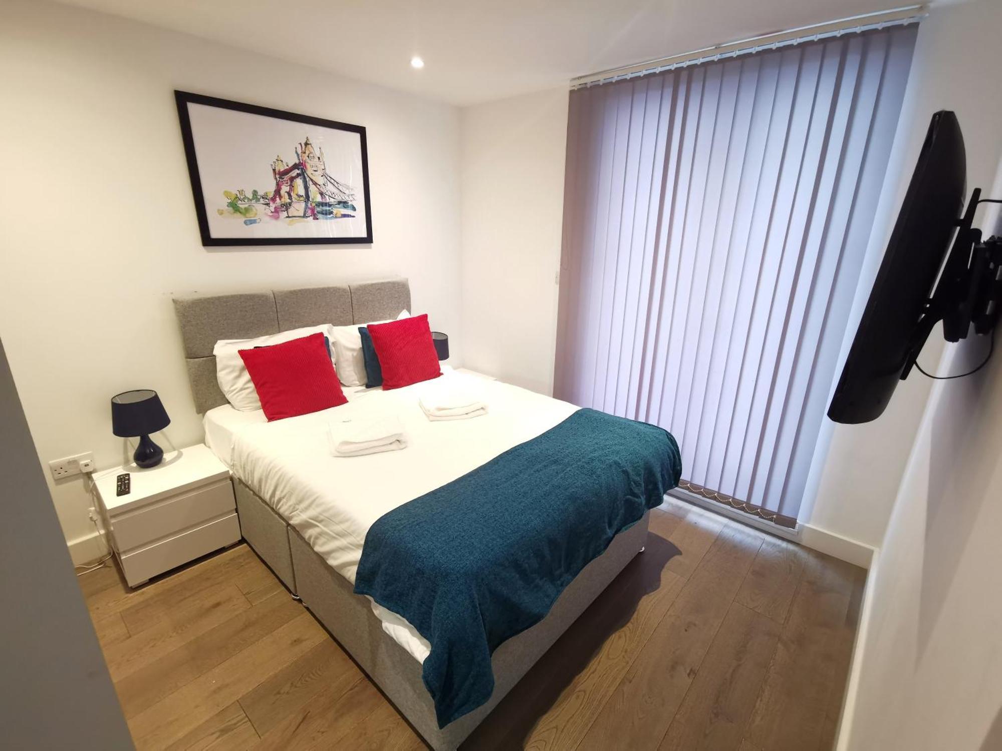 City Prime Apartments Лондон Экстерьер фото A bedroom in a serviced apartment in London
