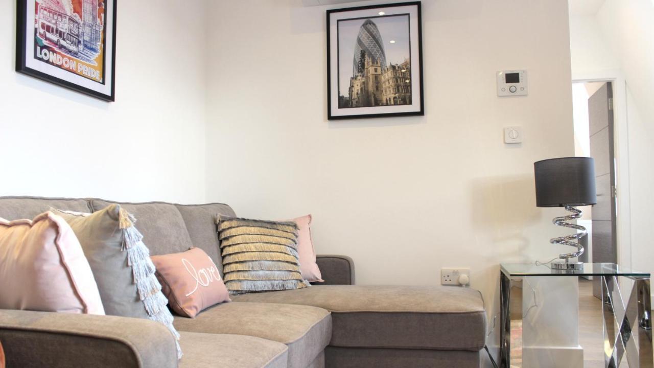 City Prime Apartments Лондон Экстерьер фото A living room in a serviced apartment in London