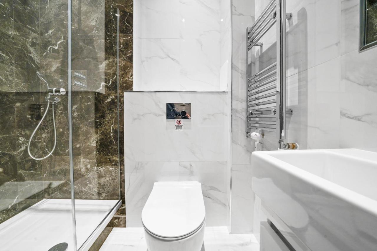 City Prime Apartments Лондон Экстерьер фото A modern bathroom