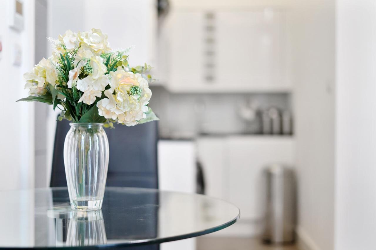 City Prime Apartments Лондон Экстерьер фото A vase of flowers
