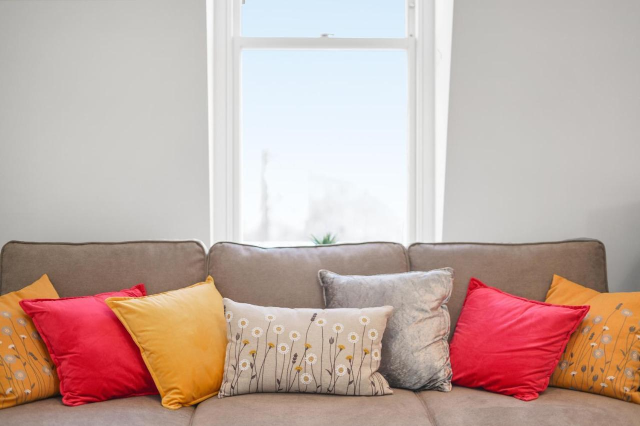City Prime Apartments Лондон Экстерьер фото Cushions on a sofa
