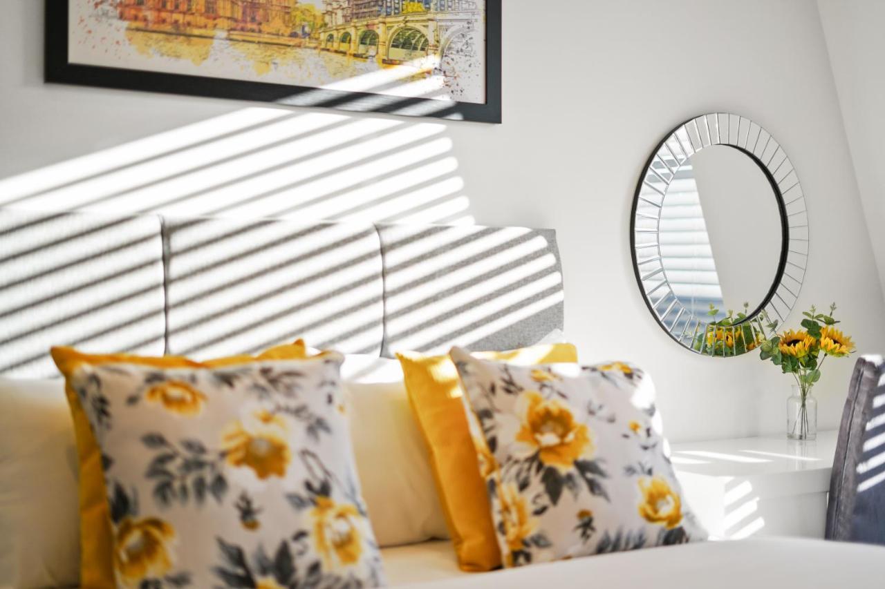 City Prime Apartments Лондон Экстерьер фото A living room with a sofa and a mirror