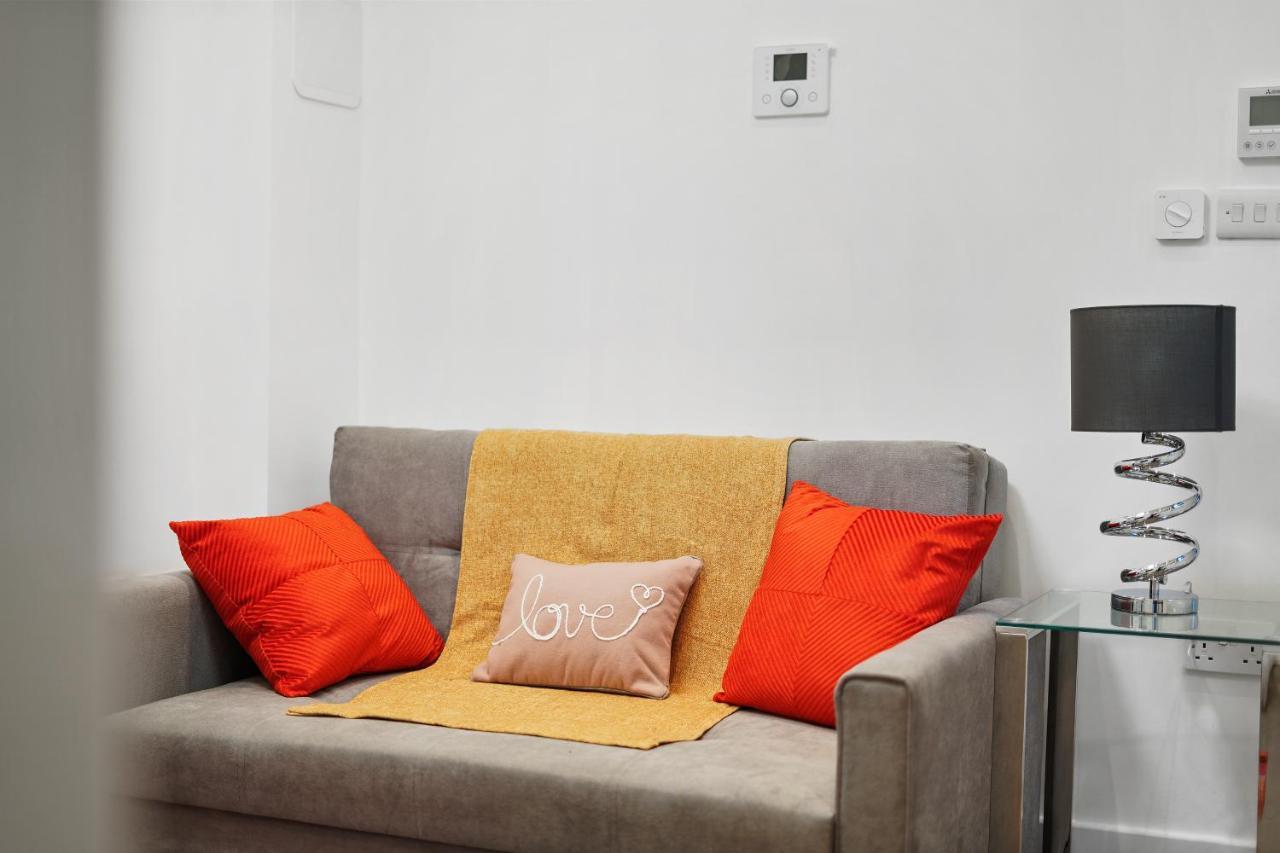City Prime Apartments Лондон Экстерьер фото A sofa
